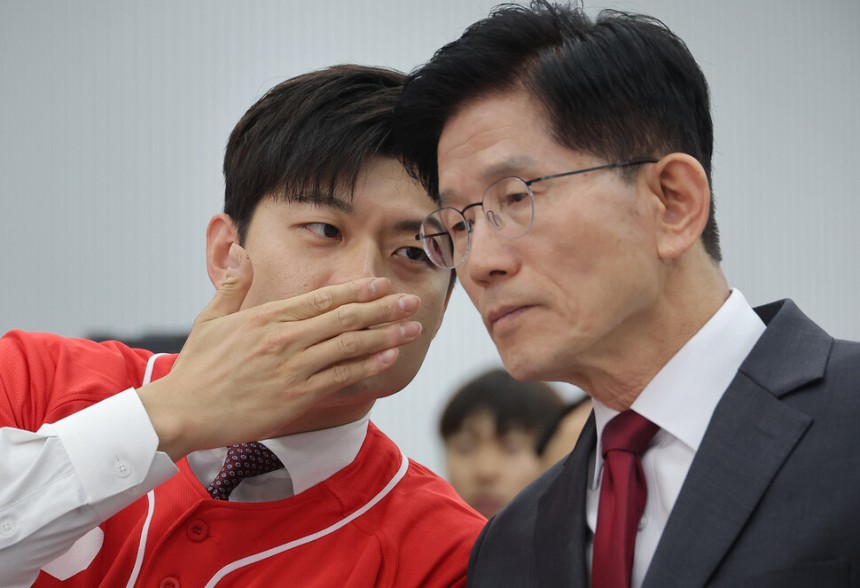 국민의힘 김문수 대선 후보가 15일 서울 여의도 국민의힘 중앙당사에서 열린 대한민국교원조합 대선 정책제안서 전달식에서 김용태 비상대책위원장 지명자와 귀엣말을 하고 있다. 연합뉴스