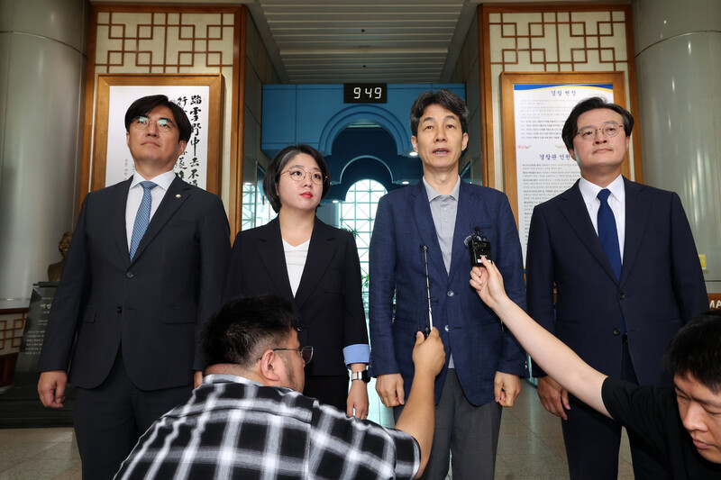 국회 행정안전위원회 소속 야당 의원들이 1일 오전 서울 서대문구 경찰청을 방문해 ‘리박스쿨 댓글 부대 운영’ 관련 수사를 촉구한 뒤 브리핑하고 있다. 왼쪽부터 더불어민주당 김성회 의원, 기본소득당 용혜인 의원, 더불