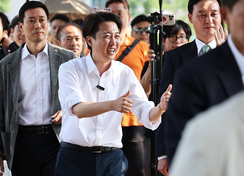 이준석 개혁신당 대통령 후보가 1일 경기 화성시 동탄호수공원에서 시민들에게 인사하고 있다. 연합뉴스