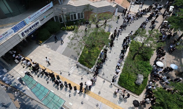 21대 대통령 선거 사전투표 첫날인 5월29일 오전 서울 강남구 역삼1동주민센터에 마련된 사전투표소에서 유권자들이 투표를 위해 길게 줄 서 있다. 김태형 기자 xogud555@hani.co.kr