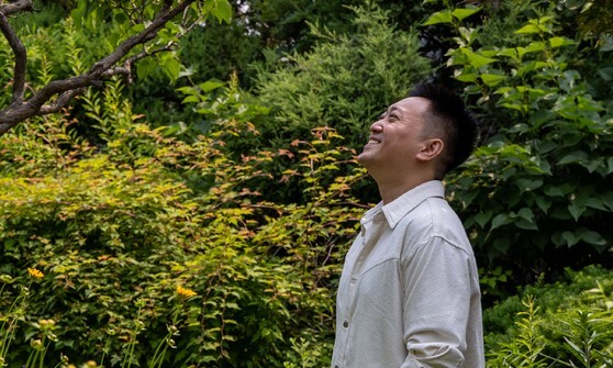 제30회 한겨레문학상 수상 작가 김홍(39). 그는 중학생 때 도서관에서 읽은 소설 ‘난장이가 쏘아올린 작은 공’과 ‘태백산맥’ 등도 세계관에 큰 영향을 미쳤다고 한겨레에 말했다. 가족이나 학교의 권유가 아닌, 제물