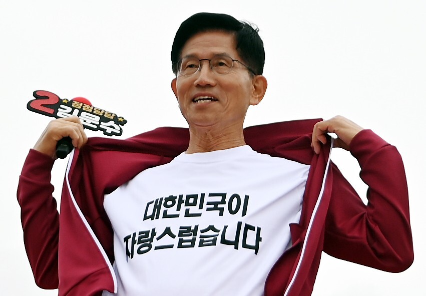 김문수 국민의힘 대선후보가 2일 오전 제주시 동문로터리 탐라문화광장에서 열린 “울려라 함성, 들어라 승리의 메아리” 제주 총괄거점유세 현장에서 시민들에게 지지를 호소하며 재킷을 벗어 \\\'대한민국이 자랑스럽습니다\