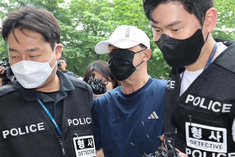 서울지하철 5호선 열차 안에 불을 지른 60대 남성이 2일 영장실질심사를 위해 서울남부지법에 출석하고 있다. 연합뉴스