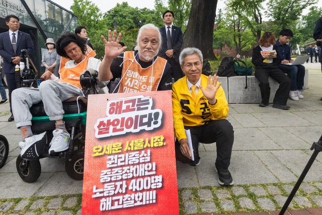 권영국 민주노동당 대통령 후보가 2일 오전 서울 종로구 마로니에 공원을 찾아 박경석 전국장애인차별철폐연대 대표와 사진을 찍고 있다. 민주노동당 제공