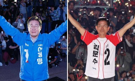 제21대 대통령 선거를 하루 앞둔 2일 이재명 더불어민주당 대통령 후보(왼쪽)와 김문수 국민의힘 대통령 후보가 &#8203;마지막 집중유세에서 손을 들어 인사하고 있다. 공동취재사진