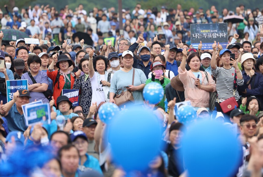대통령 선거를 하루 앞둔 2일, 서울 강북구 북서울꿈의숲 서문광장을 찾은 시민들이 후보 이름을 연호하며 선거 유세를 지켜보고 있다. 연합뉴스