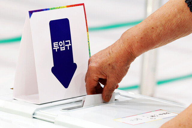 제21대 대통령선거 투표일인 3일 오전 광주 서구 치평동 한 투표소에서 시민들이 투표하고 있다. 연합뉴스