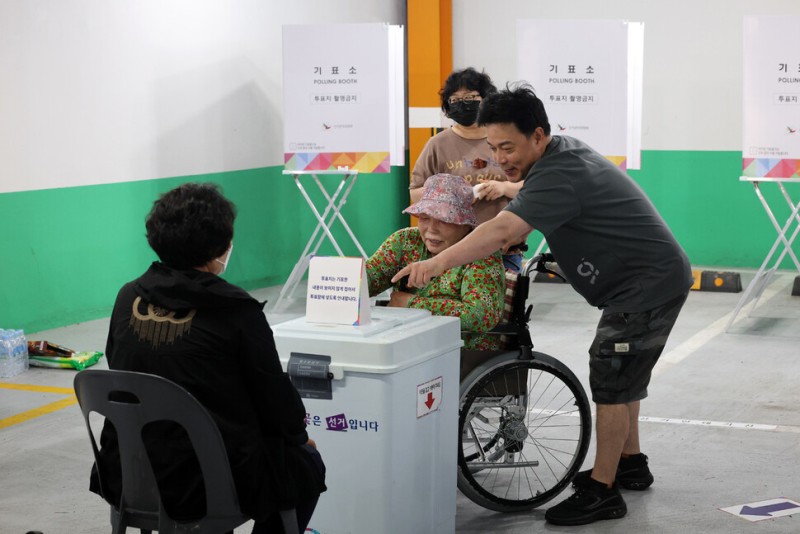 [포토] 이런 <b>투표소</b>도 있네!…미용실습실·고깃집 등서 ‘한표’