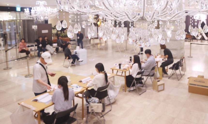 제21대 대통령선거 투표일인 3일 구로구의 한 결혼식장에 마련된 구로5동 제1투표소에서 유권자들이 투표하고 있다. 연합뉴스