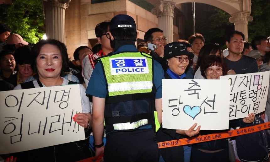 제21대 대통령 선거일인 3일 오후 더불어민주당 이재명 후보의 자택인 인천 계양구 한 아파트에서 주민들이 출구조사 결과를 확인한 뒤 이재명 후보 당선을 응원하고 있다. 연합뉴스