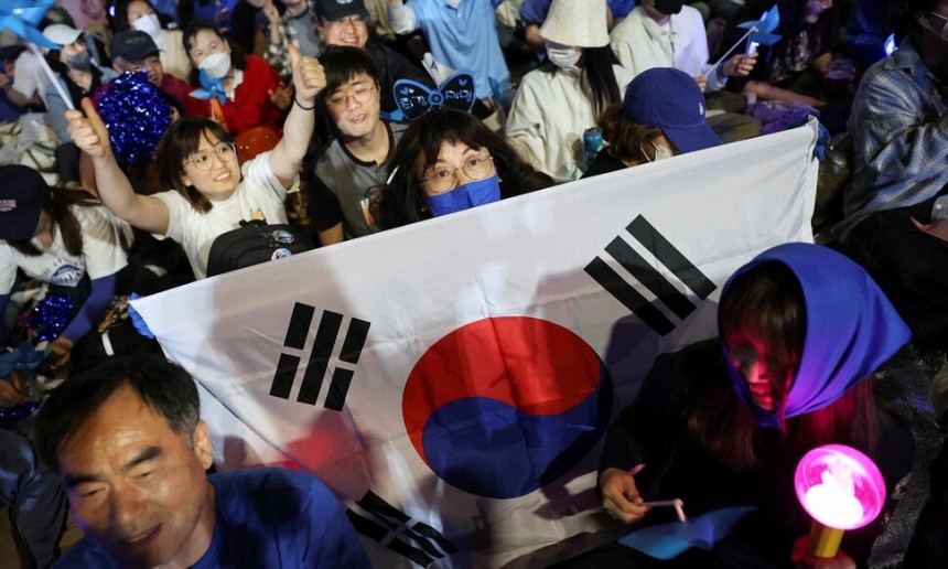 3일 서울 여의도 국회의사당 인근에서 더불어민주당 이재명 대선 후보를 기다리는 지지자들의 모습. 서울/로이터 연합뉴스