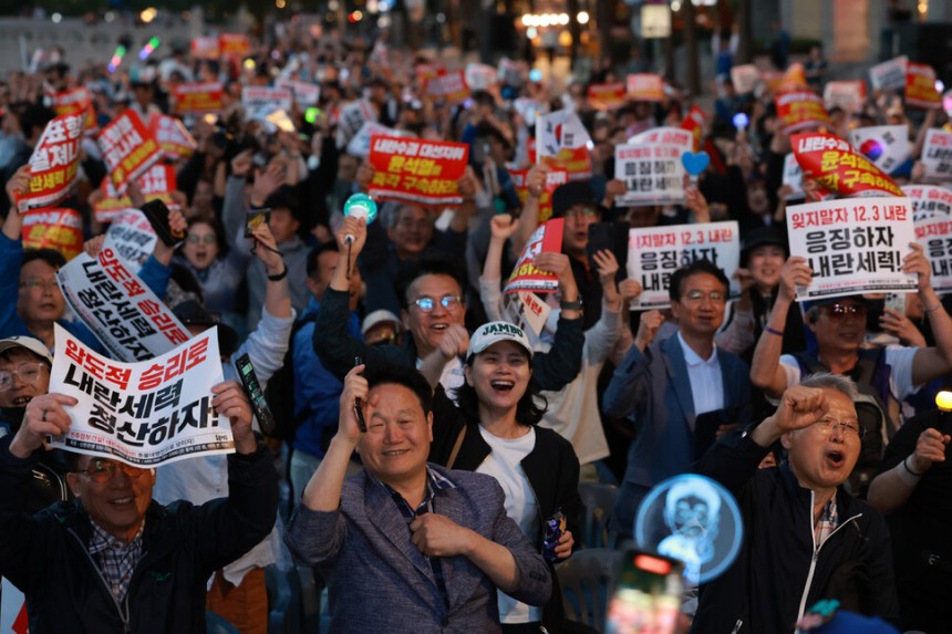 제21대 대통령 선거날인 3일 저녁 서울 중구 청계광장에서 개표방송을 보던 시민들이 출구조사 발표를 보며 기뻐하고 있다. 김혜윤 기자 unique@hani.co.kr