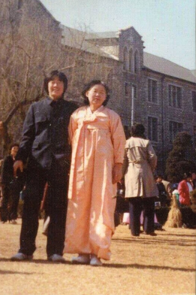 1982년 중앙대 입학식에 교복을 입고 간 이재명 대통령 당선자가 어머니와 사진을 찍고 있다. 더불어민주당 제공