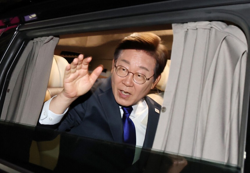 제21대 대통령에 당선된 이재명 당선인이 4일 여의도 국회앞에서 국민개표방송을 마치고 차에서 손인사를 하며 떠나고 있다. 공동취재사진