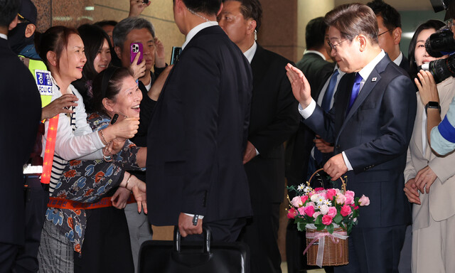 이재명 대통령 당선자가 21대 대통령 당선이 확실해진 3일 밤 인천 계양구 자택을 나와 꽃바구니를 선물한 이웃 주민들과 인사하고 있다. 김태형 기자 xogud555@hani.co.kr