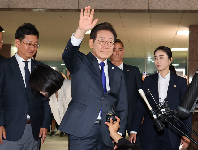 이재명 대통령 당선자가 3일 밤 인천 계양구 자택을 나와 손을 흔들고 있다. 김태형 기자 xogud555@hani.co.kr