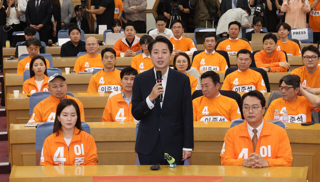 이준석 개혁신당 대통령 후보가 3일 개표방송 결과를 본 뒤 국회 개표상황실에서 발언하고 있다. 김경호 선임기자 jijae@hani.co.kr