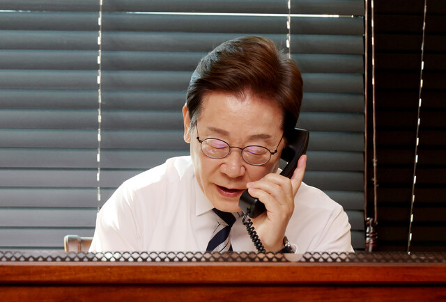 이재명 대통령이 4일 인천 계양구 사저에서 김명수 합참의장과 통화하며 군 통수권 이양 보고를 받고 있다. 연합뉴스