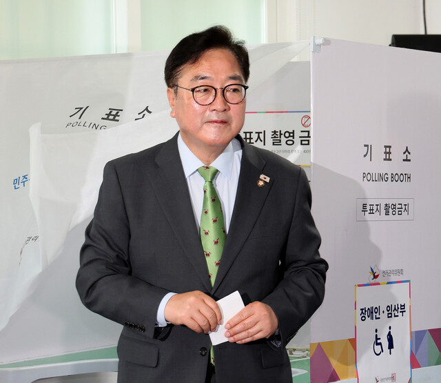 우원식 국회의장이 지난 3일 서울 노원구 한청경로당(하계1동제4투표소)에서 21대 대선 투표에 참여하고 있다. 국회의장실