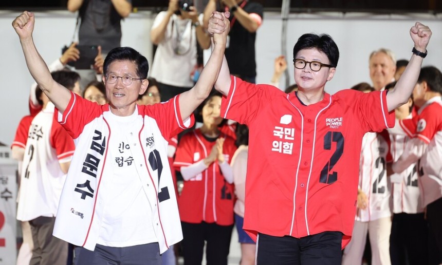 김문수 국민의힘 대통령 후보가 2일 서울시청 앞 서울광장에서 열린 피날레 유세에서 한동훈 전 대표의 손을 잡고 지지를 호소하고 있다. 연합뉴스