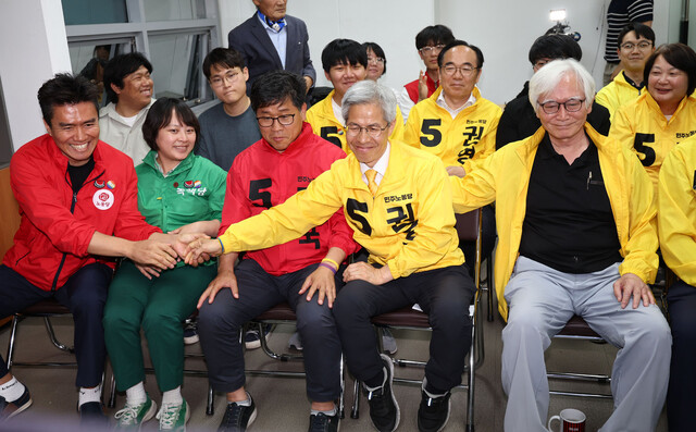 권영국 민주노동당 대통령 후보가 3일 서울 구로구 선거캠프에서 제21대 대통령선거 출구조사 결과 발표 후 관계자들과 인사하고 있다. 연합뉴스