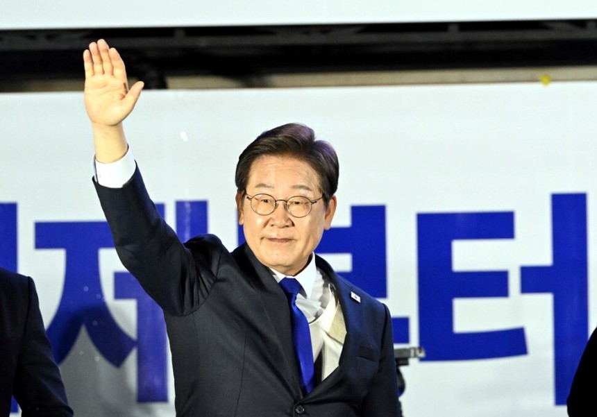 이재명 대통령이 4일 당선에 앞서 서울 여의도 국회 인근에서 당 주최로 열린 국민개표방송 행사에 참석해 시민들을 향해 인사하고 있는 모습. 공동취재사진