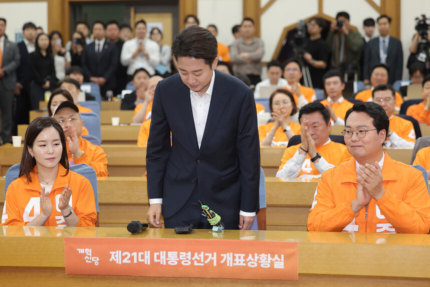 이준석 개혁신당 대통령 후보가 3일 방송 3사 출구조사 발표를 확인한 뒤 서울 국회 여의도 의원회관에 마련된 당 개표상황실에 도착해 인사를 하고 있다. 연합뉴스