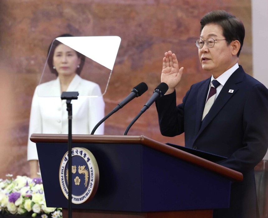 이재명 대통령이 4일 서울 여의도 국회에서 열린 제21대 대통령 취임선서식에서 취임 선서를 하고 있다. 국회사진기자단
