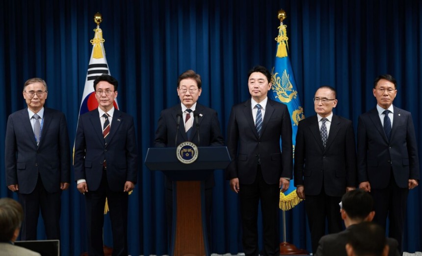 이재명 대통령이 4일 서울 용산 대통령실 청사에서 열린 인사브리핑에서 새 정부 첫 인사 발표를 하고 있다. 왼쪽부터 이종석 국정원장 후보자, 김민석 국무총리 후보자, 이 대통령, 강훈식 비서실장, 위성락 안보실장, 