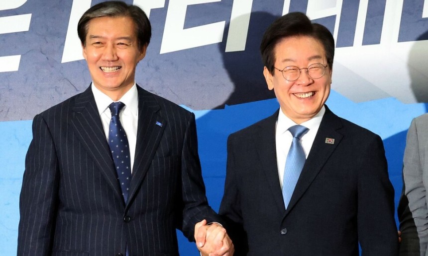 지난해 8월21일 이재명 더불어민주당 당시 대표와 조국 조국혁신당 당시 대표가 국회에서 만나 인사하고 있다. 김경호 선임기자 jijae@hani.co.kr