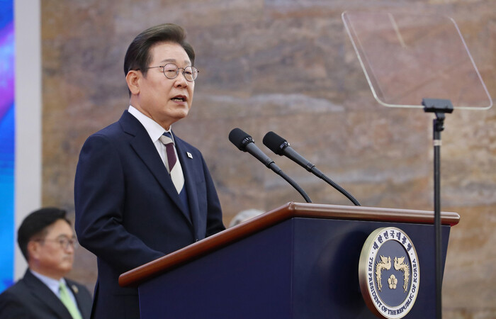 이재명 대통령이 4일 서울 여의도 국회에서 열린 제21대 대통령 취임선서식에서 취임 연설을 하고 있다. 연합뉴스