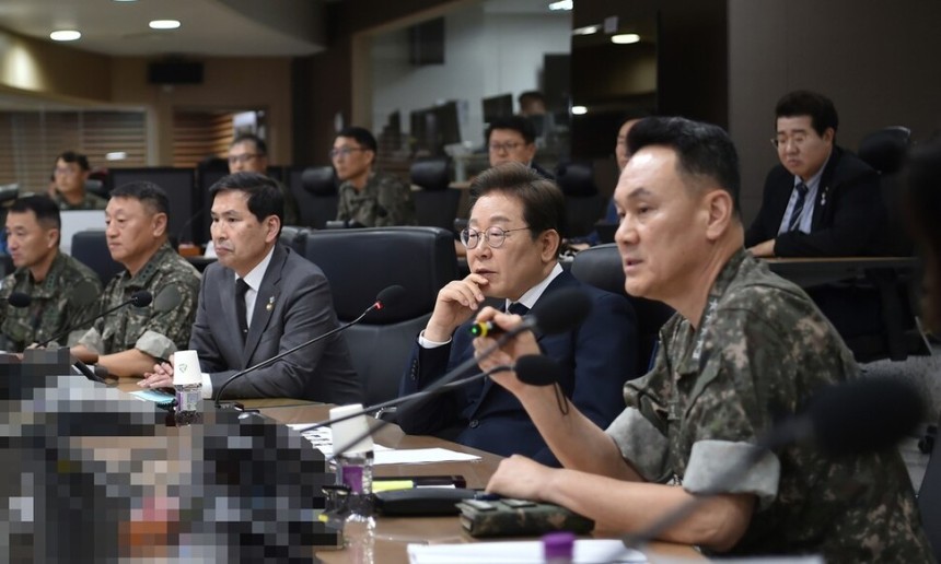 이재명 대통령이 4일 오후 합동참모본부 전투통제실을 찾아 김명수 합동참모의장(이 대통령 오른쪽)의 보고를 받고 있다. 국방부 제공