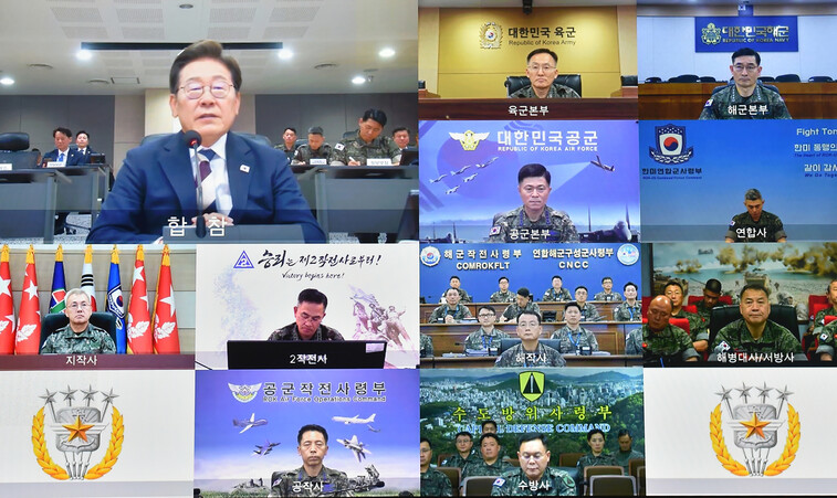 이재명 대통령이 4일 오후 합동참모본부 전투통제실을 찾아, 육해공군 지휘부와 주요 작전부대 지휘관들과 화상회의를 하며 지시하고 있다. 앞서 비상계엄 발표 직후인 지난해 12월3일 밤 10시30분쯤 김용현 당시 국방부