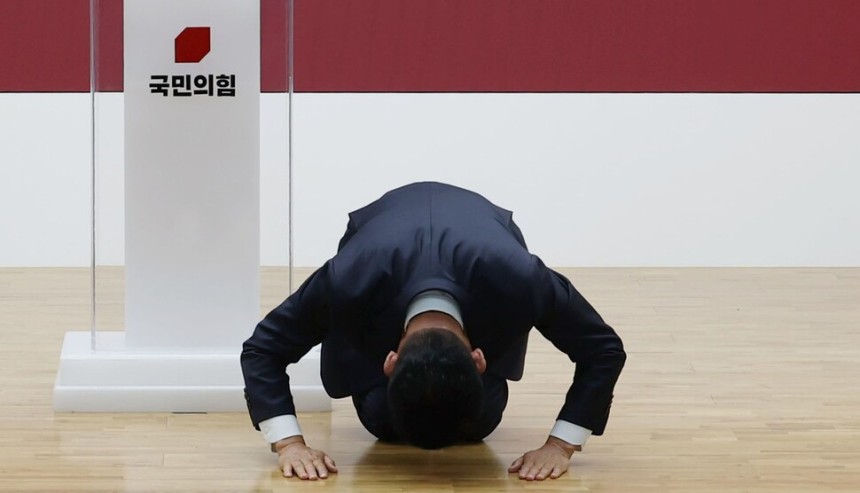 김문수 국민의힘 전 대통령 후보가 4일 서울 여의도 중앙당사에서 열린 제21대 대통령선거 국민의힘 중앙선거대책위원회 해단식에서 발언 도중 절을 하고 있다. 공동취재사진