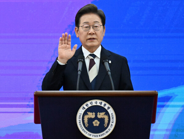이재명 대통령이 4일 서울 여의도 국회에서 열린 제21대 대통령 취임 선서식에서 취임 선서를 하고 있다. 국회사진기자단