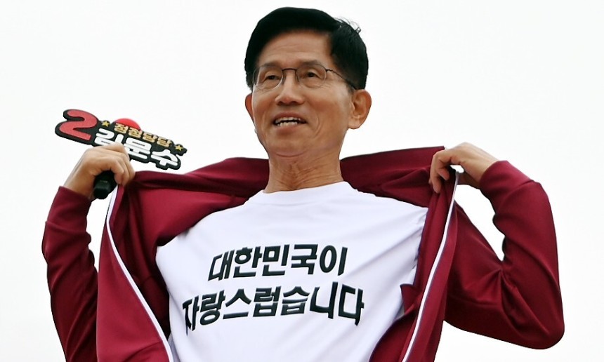 김문수 국민의힘 대선후보가 2일 오전 제주시 동문로터리 탐라문화광장에서 열린 “울려라 함성, 들어라 승리의 메아리” 제주 총괄거점유세 현장에서 시민들에게 지지를 호소하며 재킷을 벗어 \\\'대한민국이 자랑스럽습니다\