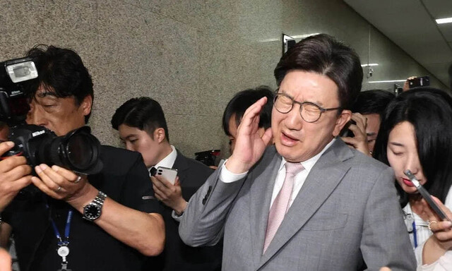 권성동 국민의힘 원내대표가 5일 오전 서울 여의도 국회 원내대표실로 향하다 사진기자의 카메라에 부딪혀 고통스러워하고 있다. 국민의힘 비상대책위원회의가 비공개로 전환되고, 의원총회가 연기되자 취재진이 권 원내대표에게 