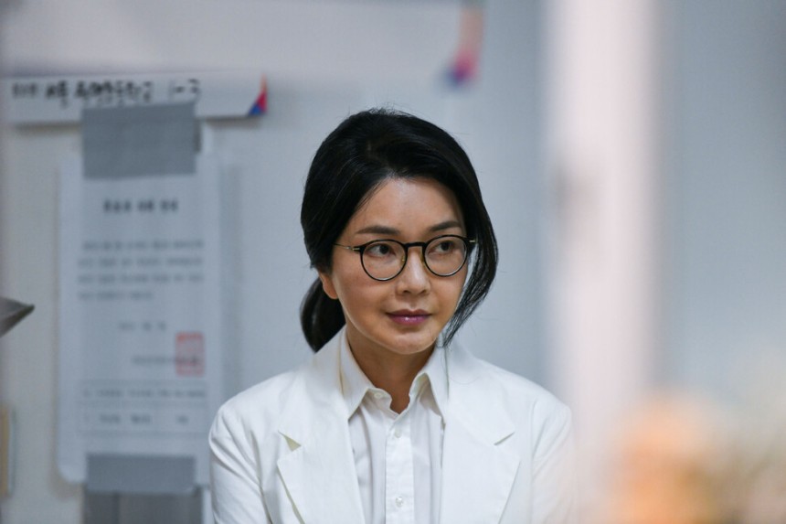김건희 여사가 지난 3일 서울 서초구 원명초등학교에 마련된 서초구 제3투표소에서 투표를 하기 위해 줄을 서 있다. 공동취재사진