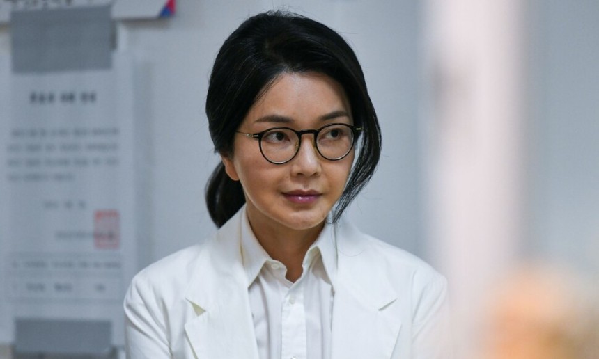 김건희 여사가 지난 3일 서울 서초구 원명초등학교에 마련된 서초구 제3투표소에서 투표를 하기 위해 줄을 서 있다. 공동취재사진