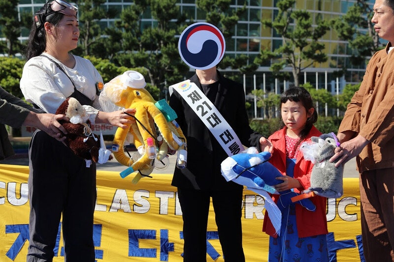 “생태계 오염 플라스틱 ‘생산 감축’ 미뤄선 안돼”