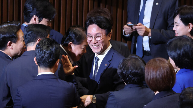 김민석 국무총리 후보자가 5일 서울 여의도 국회 본회의에서 더불어민주당 의원들과 축하 인사를 나누고 있다. 김경호 선임기자 jijae@hani.co.kr