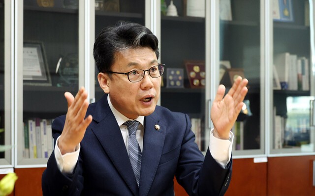 민주 진성준 “<b>추경</b> 통한 ‘25만원 민생<b>지원금</b>’, 쓸 수 있는 카드”