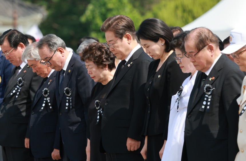 이재명 대통령과 김혜경 여사가 6일 서울 동작구 국립서울현충원에서 열린 70회 현충일 추념식에서 순국 선열과 호국 영령에 대한 묵념을 하고 있다. 대통령실통신사진기자단