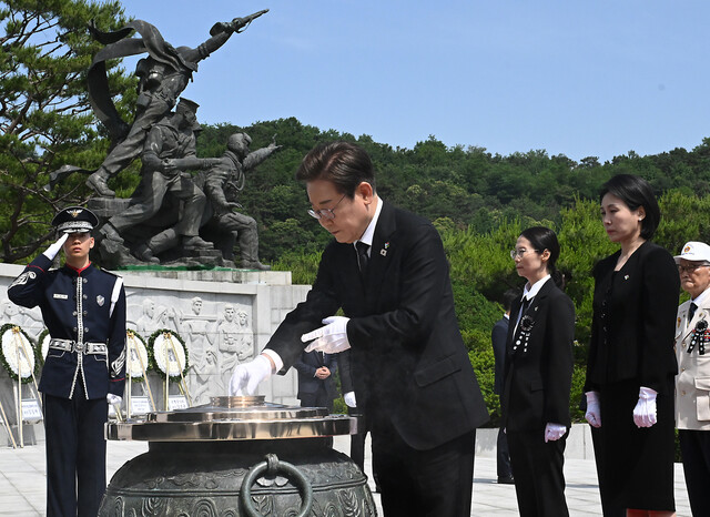 이재명 대통령이 6일 오전 서울 동작구 국립서울현충원에서 열린 제70회 현충일 추념식에서 분향을 하고 있다. 대통령실사진기자단