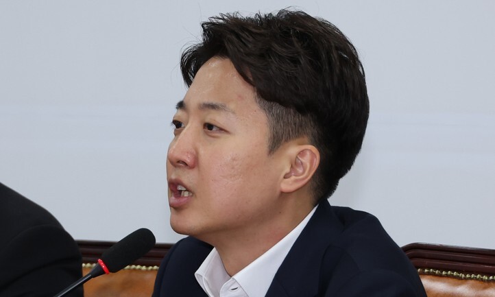 대통령 후보였던 이준석 개혁신당 의원이 5일 서울 여의도 국회에서 열린 선거대책위원회 해단식에서 발언하고 있다. 연합뉴스