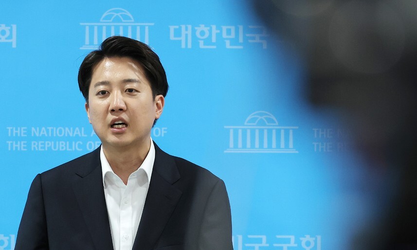 이준석 개혁신당 대통령 후보가 30일 서울 여의도 국회 소통관에서 기자들의 질문에 답하고 있다. 연합뉴스