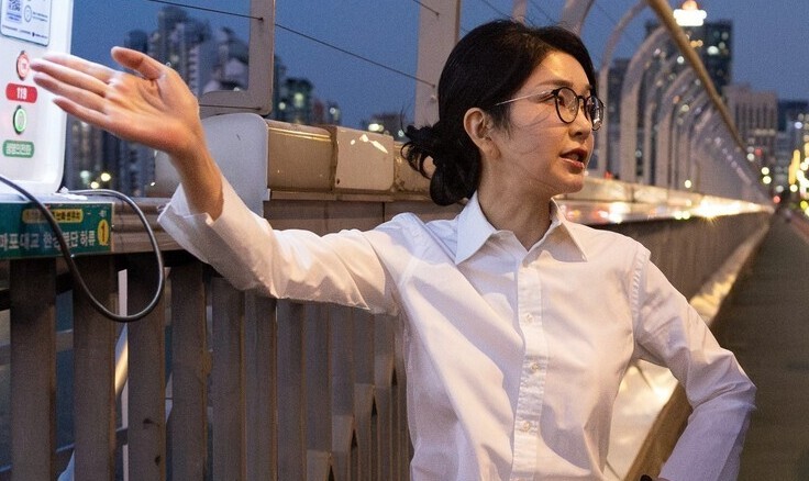 김건희 여사가 2024년 9월 ‘세계 자살 예방의 날’을 맞아 서울 마포대교에서 마포경찰서 용강지구대 근무자와 함께 도보 순찰을 하고 있다. 대통령실 제공