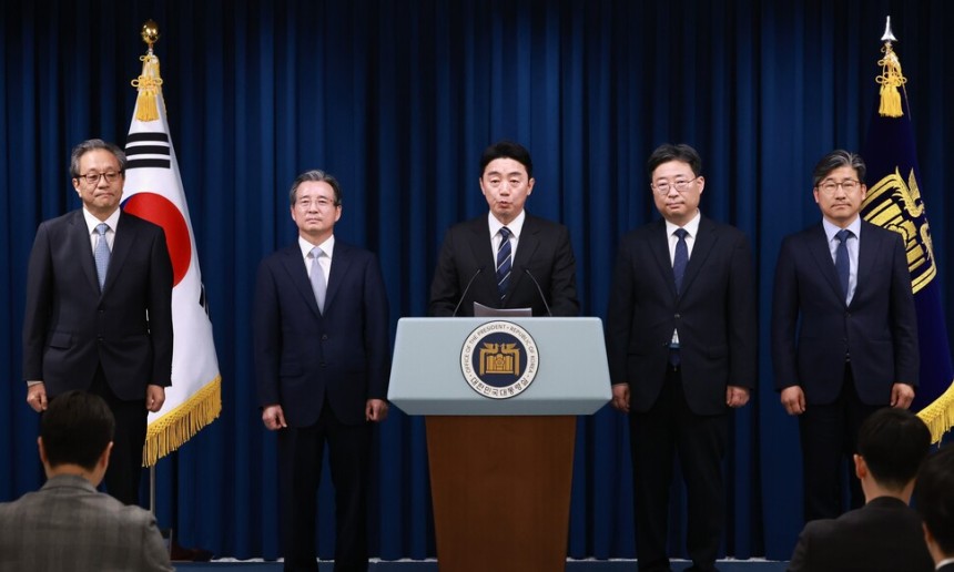 강훈식 대통령 비서실장이 6일 서울 용산 대통령실 청사에서 대통령실 정책실장과 수석비서관 인선을 발표하고 있다. 왼쪽부터 문진영 대통령실 사회수석, 김용범 정책실장, 강 비서설장, 하준경 경제성장수석, 류덕현 재정기