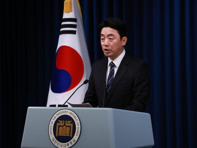 강훈식 대통령 비서실장이 6일 서울 용산 대통령실 청사에서 대통령실 조직개편안을 발표하고 있다. 연합뉴스