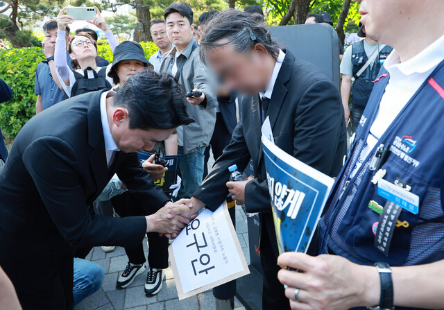 강훈식 대통령비서실장이 6일 서울 용산 대통령실 앞에서 태안화력발전소 사고 희생자 고 김충현씨와 관련해 엄길용 공공운수노조 위원장으로부터 진상조사 요구안을 직접 전달받은 뒤 김씨의 유족을 만나 위로하고 있다. 연합뉴
